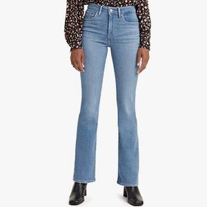 Levi's Women's 725 High Rise Bootcut Jeans (Light Wash) Size 25 Short